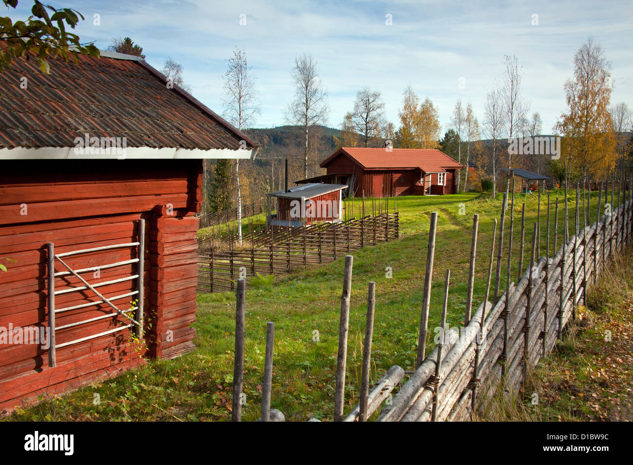 Casa rural Cortijo tradicional de madera roja en otoño, Dalarna, Suecia, Escandinavia Foto de stock