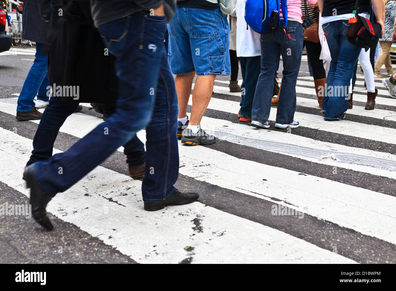 Cruzando la calle peatonal de la ciudad de Nueva York Nueva York Foto de stock