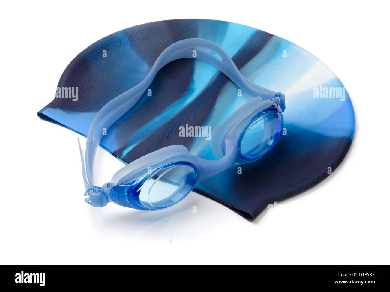 Gorro de piscina azul y gafas aislado en blanco Foto de stock