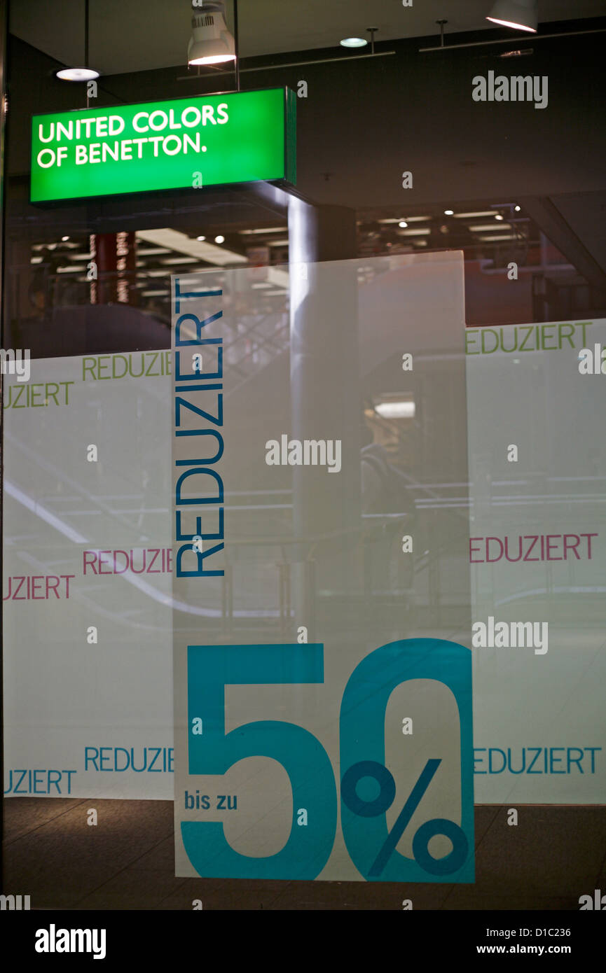 Berlín, Alemania, la reducción del precio para colores unidos de Benetton  Fotografía de stock - Alamy