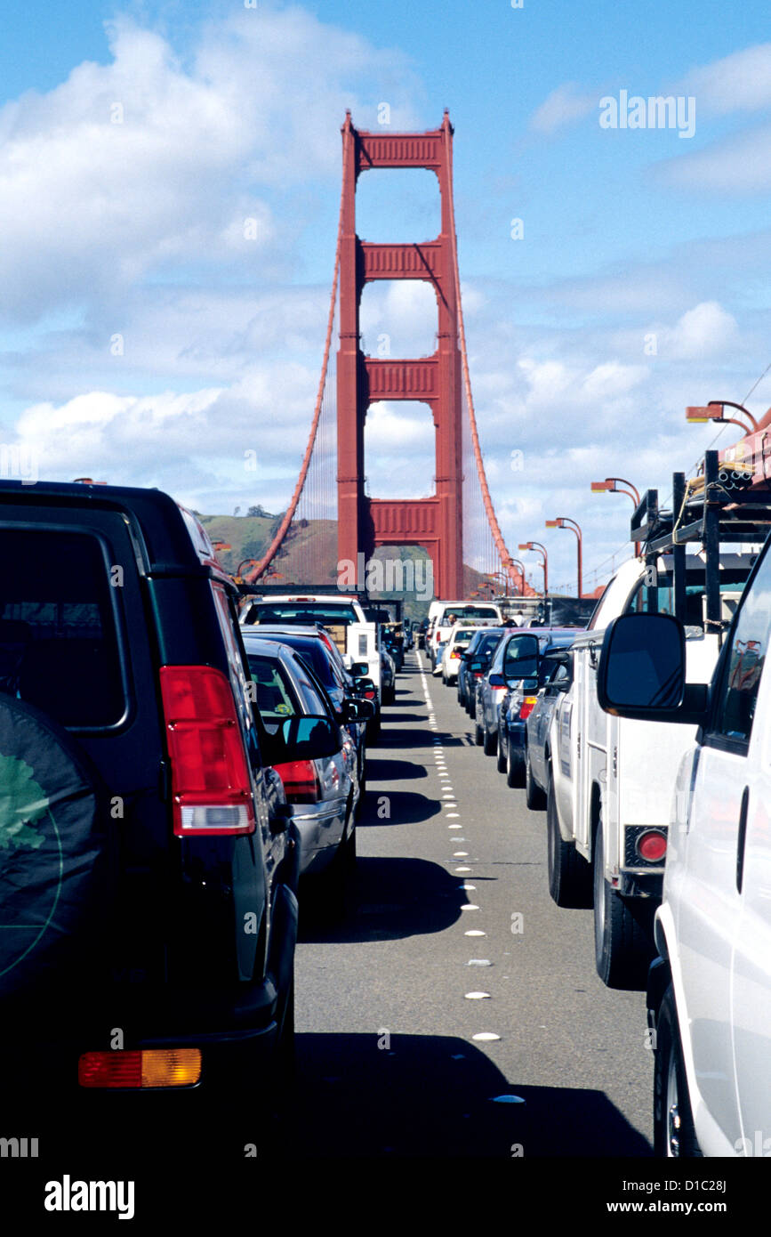 Rush Hour conmutar tráfico a los paragolpes retrocede en el puente Golden Gate, acercando el Condado de Marin en San Francisco, California Foto de stock