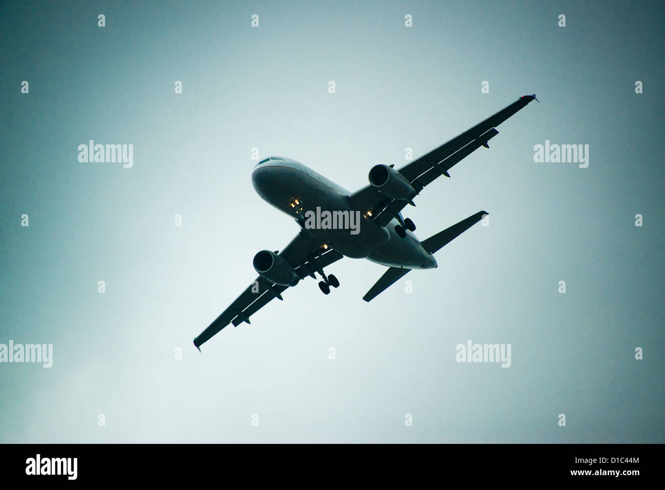 Avión en vuelo. Foto de stock