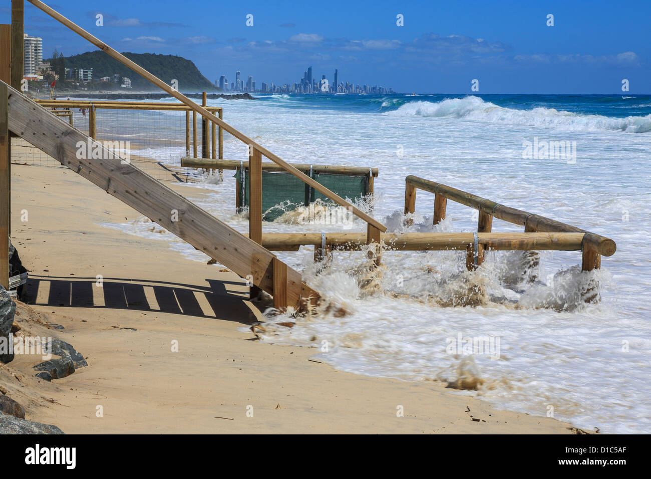 El calentamiento global combinada con la alta marea de tormenta y oleaje provoca alta mar a erosionar la propiedad frente a la playa. Foto de stock