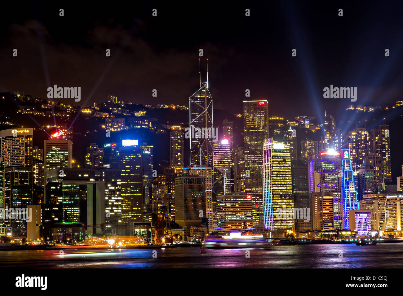 Noche skyline del Distrito Central y el Puerto Victoria de Hong Kong. Foto de stock
