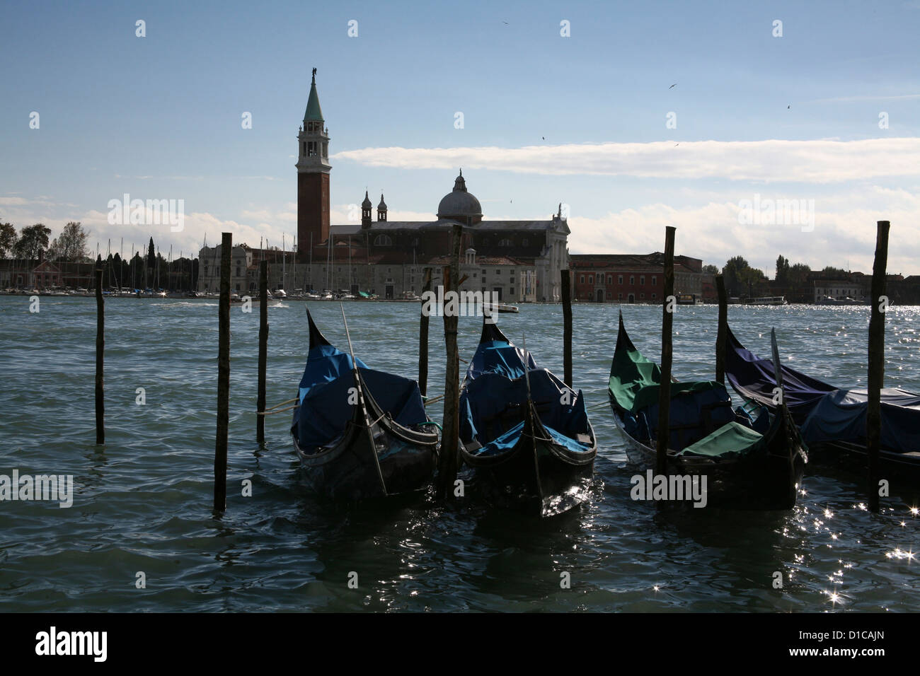 Las góndolas amarras en el canal al atardecer, Venecia, Italia Foto de stock