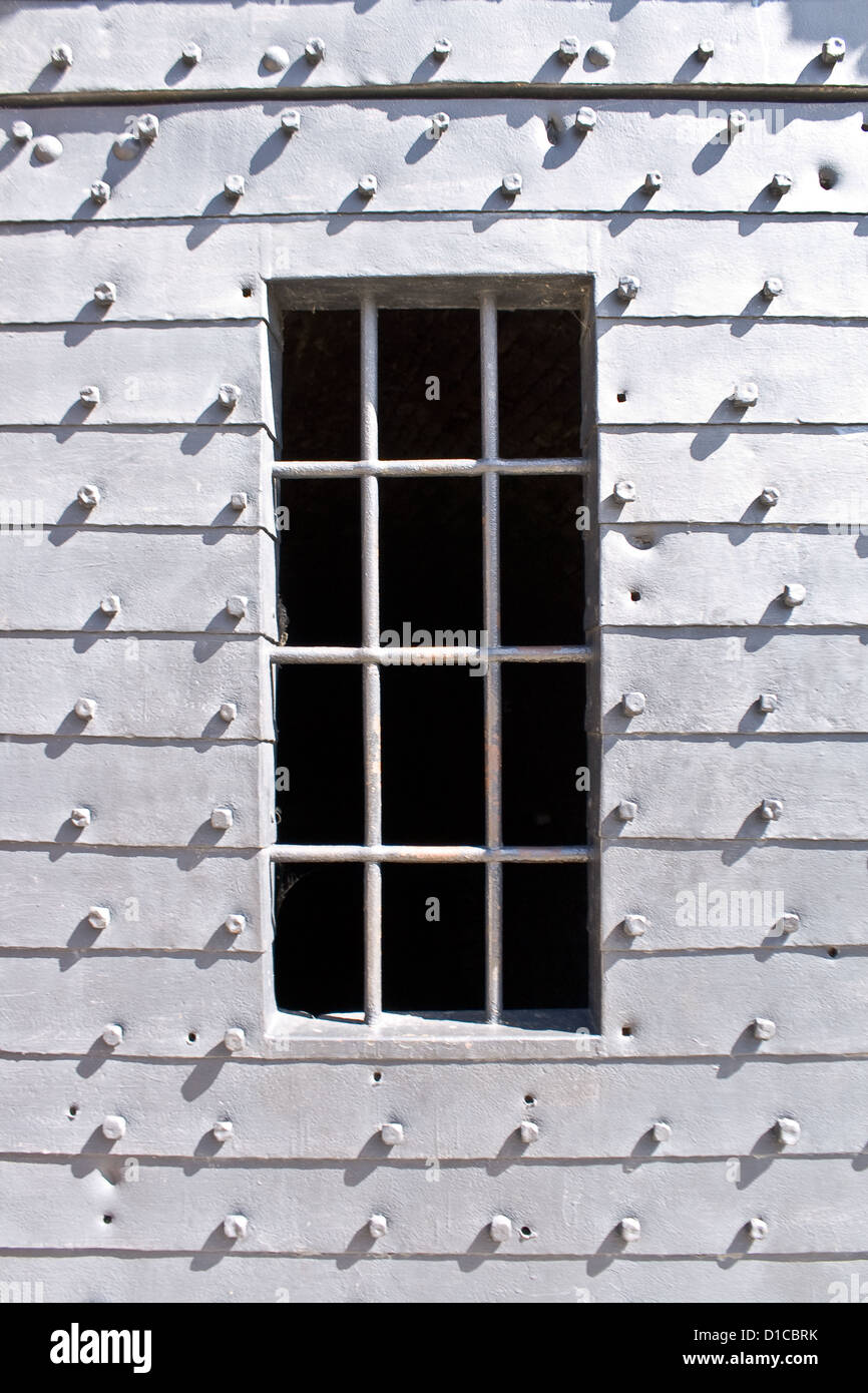 La antigua cárcel de metal puerta con barras de hierro Foto de stock