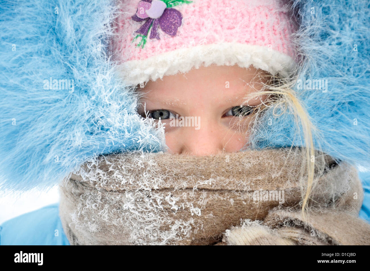 7 niña de siete años durante las heladas extremas en Barnaul Ciudad. -40C Altai Krai Siberia Rusia Foto de stock