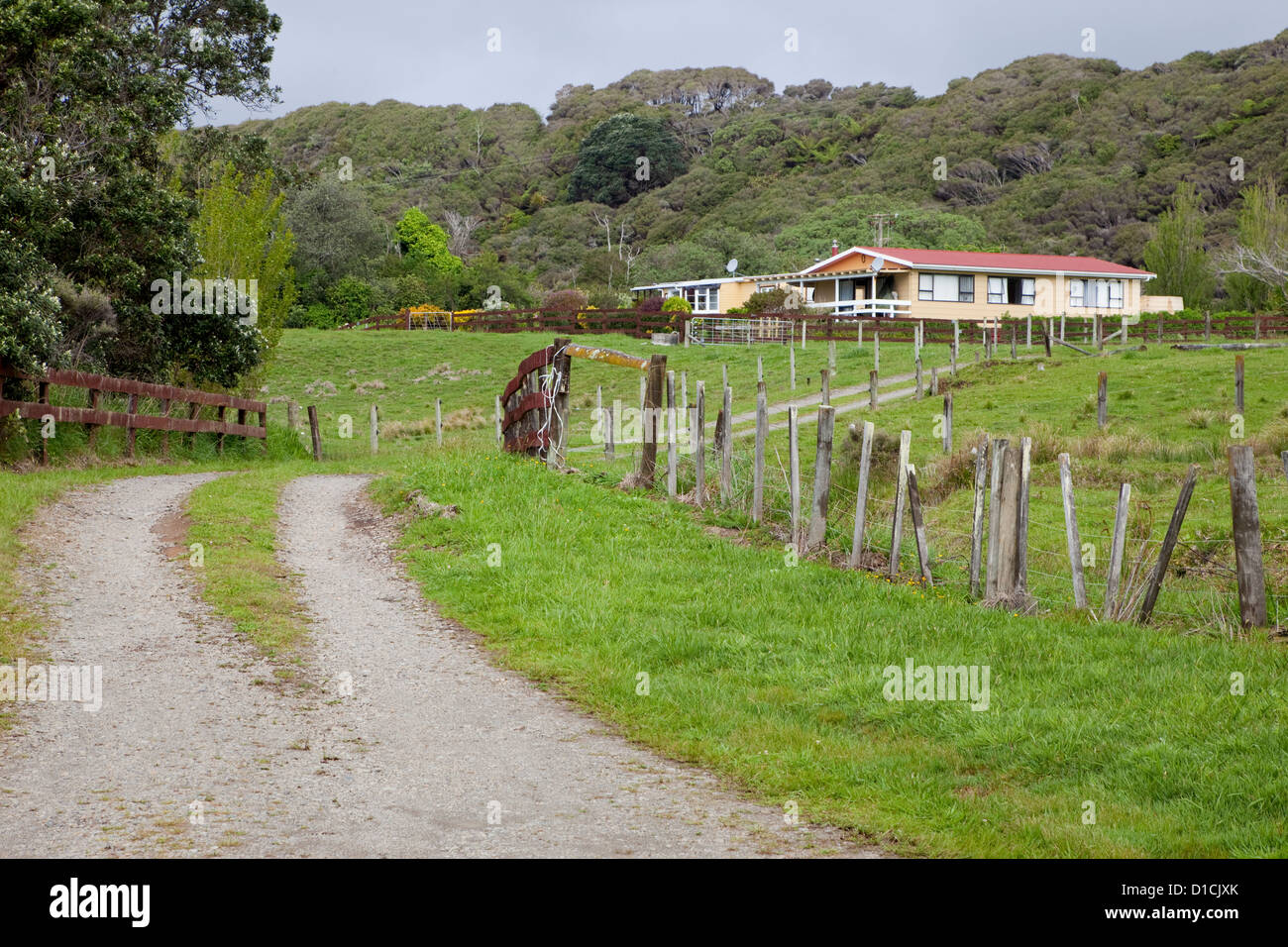 Casa de granja al norte de Tikitiki, East Cape, Isla del Norte, Nueva Zelanda, Highway 35. Foto de stock