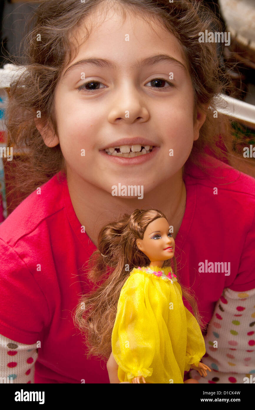 Joven bonita niña de 7 años de edad jugando con su muñeca Barbie. IL de Chicago, Illinois, EE.UU Fotografía de stock - Alamy