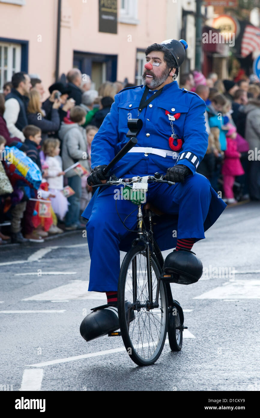 Hombre disfrazado de PC en una bicicleta Penny-Farthing plod Fotografía de  stock - Alamy