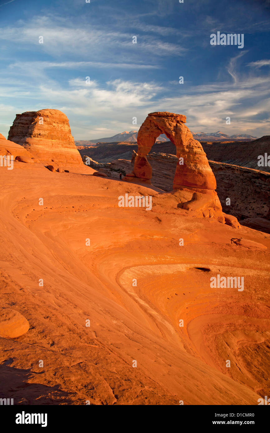 El arco delicado, símbolo del Parque Nacional de Arches, en Utah, justo en las afueras de Moab, Utah, Estados Unidos de América, EE.UU. Foto de stock