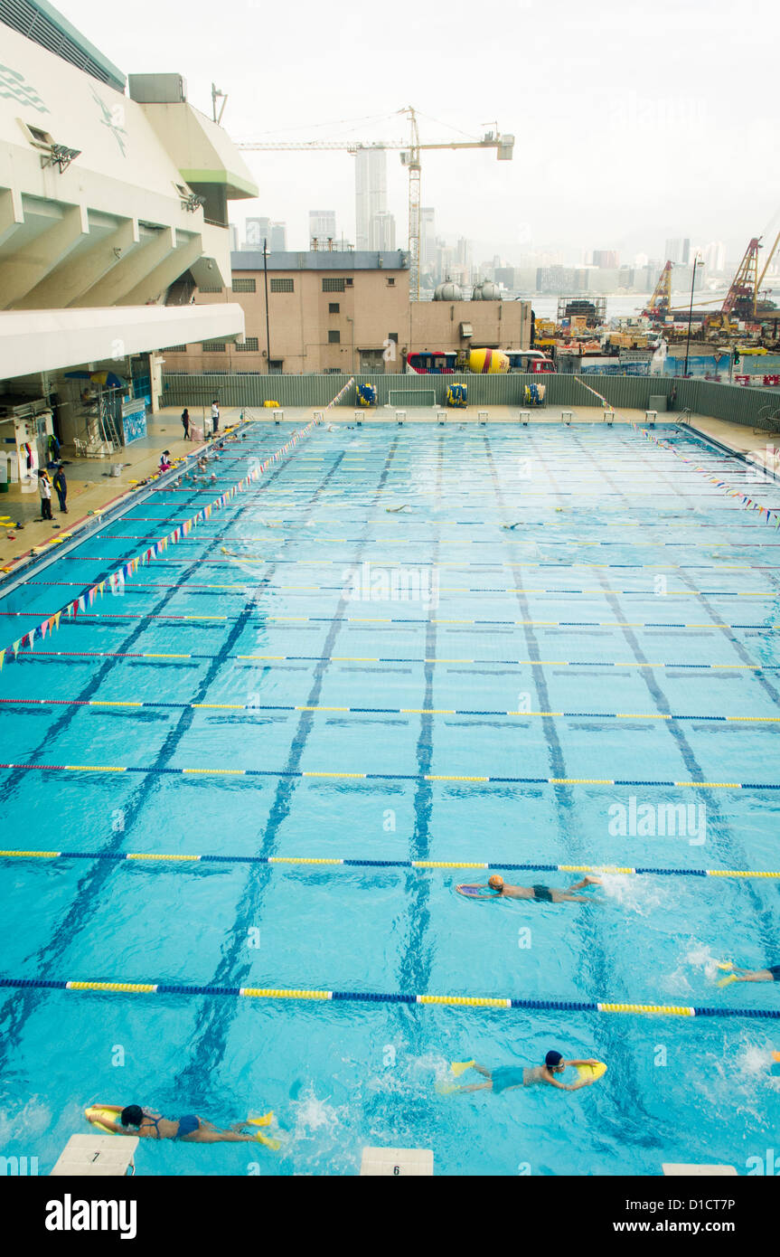 Piscina pública en Wanchai Sports Center de Hong Kong. Foto de stock