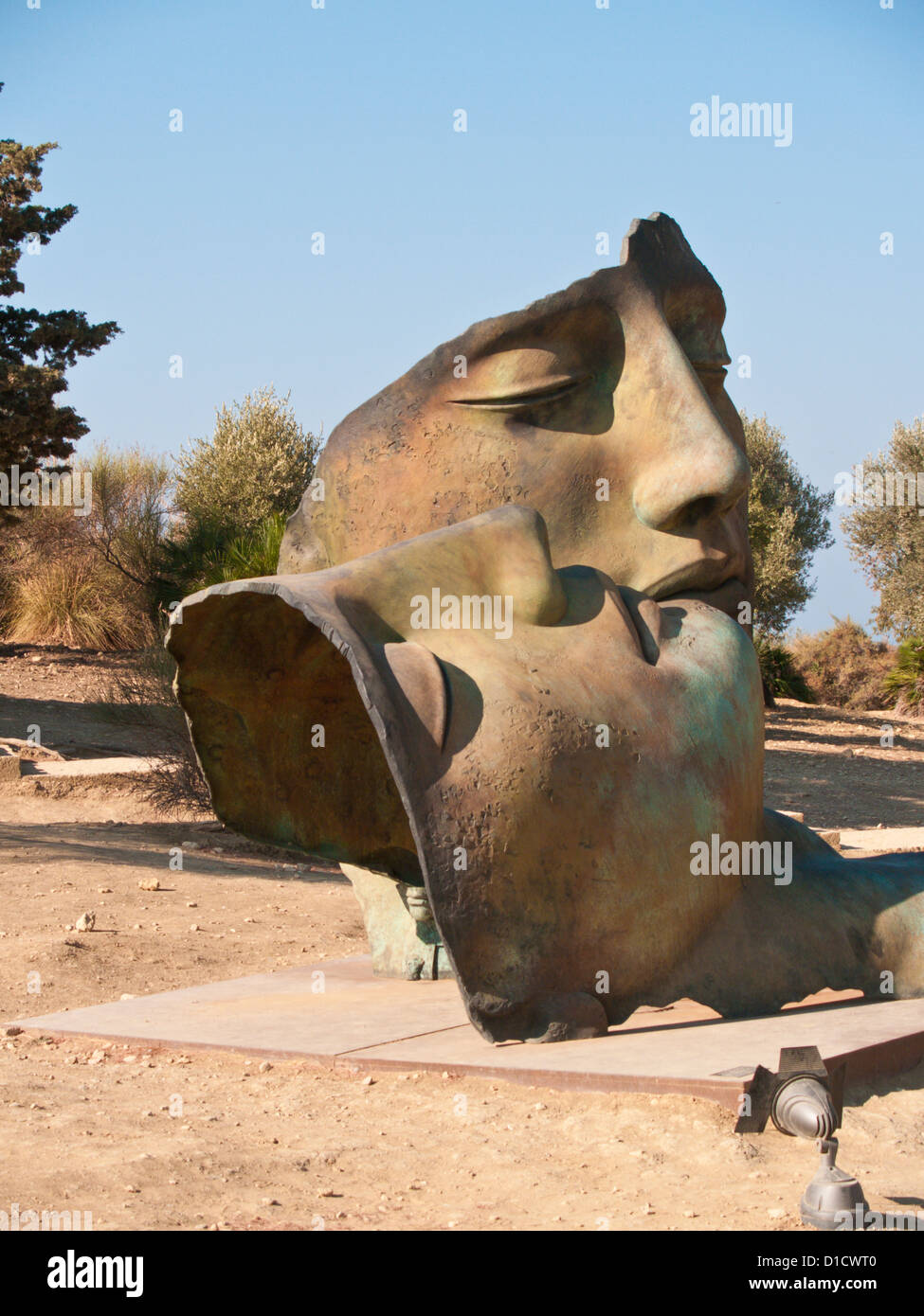 Hermanos, esculturas en bronce de Igor Mitoraj creó en 2010 el Valle de los templos, Agrigento, Sicilia Foto de stock