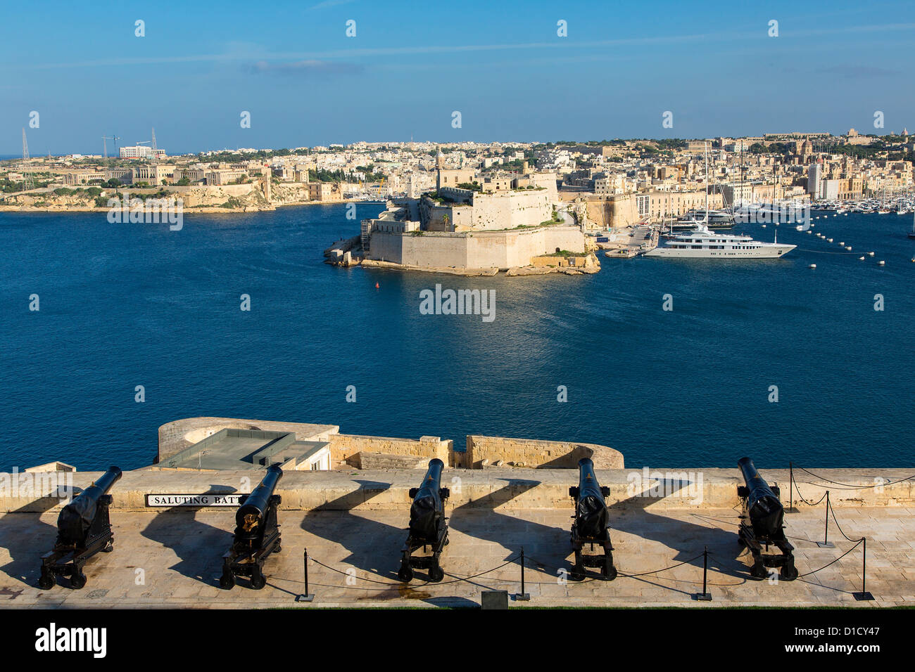 El fuerte San Angelo, vista desde el Upper Barrakka Gardens, en Valletta, Malta, Europa Foto de stock
