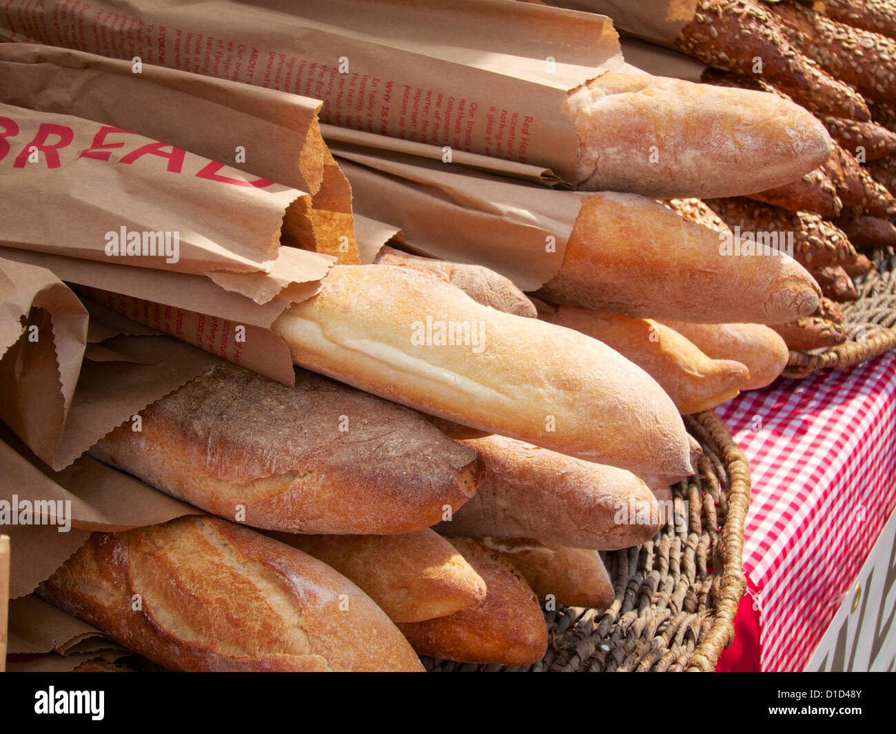 Pan para la venta en el mercado del agricultor. Oak Park, Illinois Foto de stock
