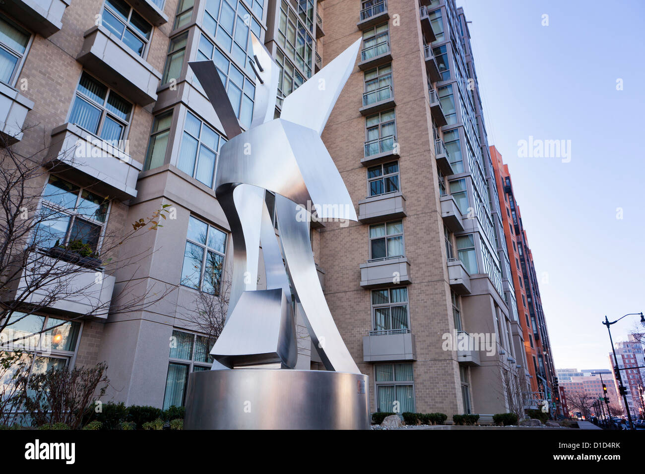 Escultura de acero inoxidable en la parte delantera del edificio Foto de stock