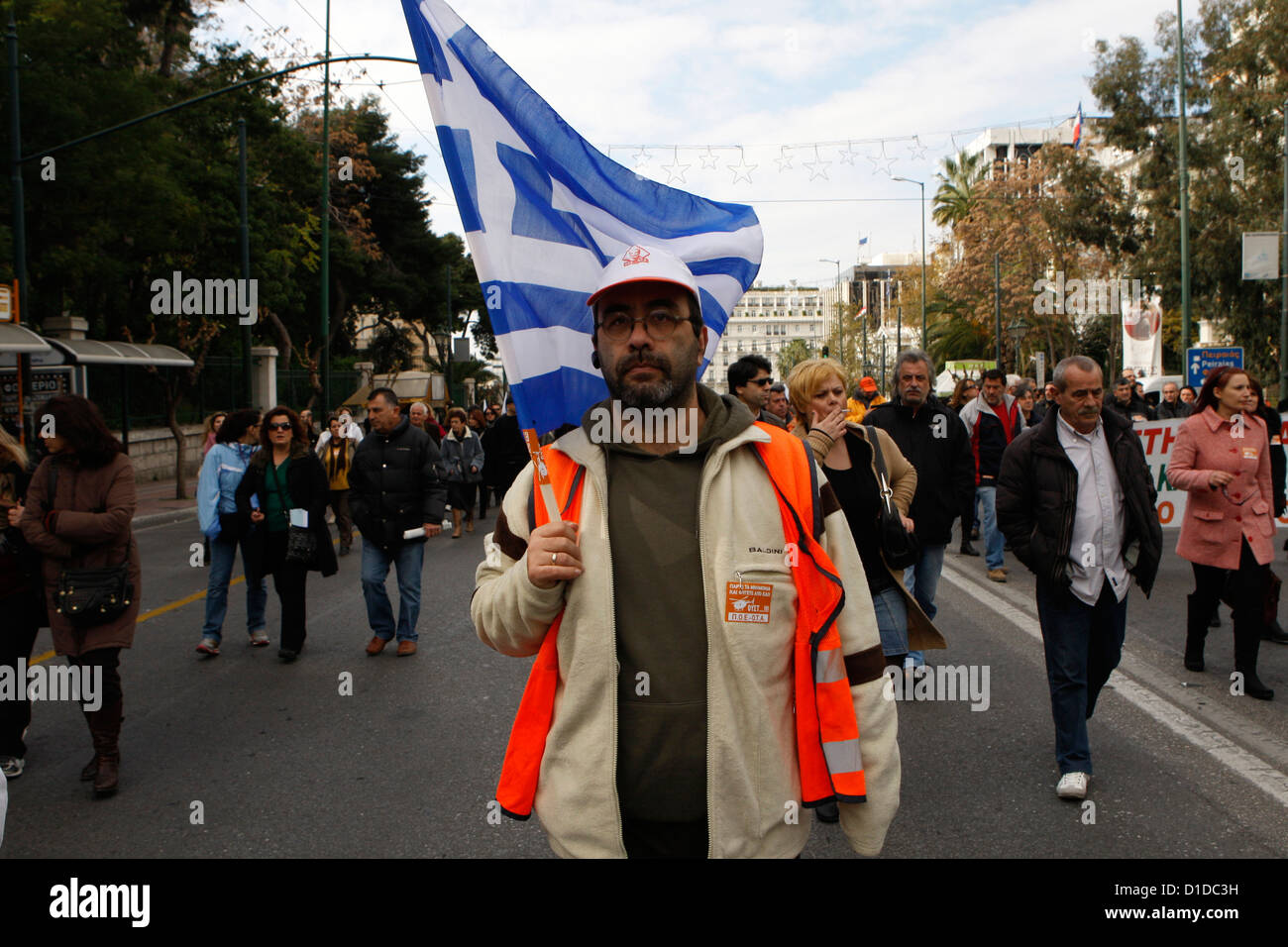 Protesta de trabajadores municipales en el centro de Atenas contra los despidos forzosos en el sector estatal. Los líderes de Europa hasta el viento otro año afectadas por una crisis en su última cumbre de 2012 anunciando ofertas clave para salvar a Grecia y el control de los bancos al patear propuestas ambiciosas para apretar la integración de la UE en el futuro. Foto de stock