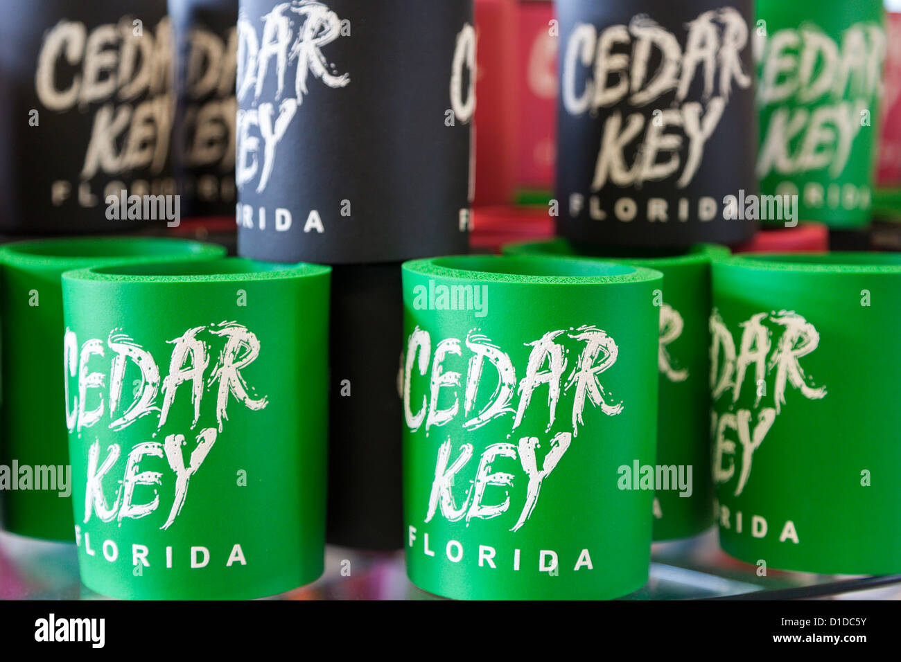 Recuerdo lata y botella koozies aislado para la venta en la tienda de regalos turísticos en Cedar Key, Florida Foto de stock