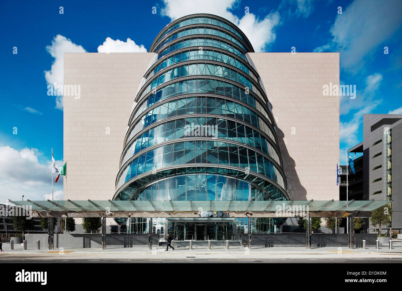 Centro de Convenciones en Dublín por el arquitecto Kevin Roche en la luz del sol Foto de stock