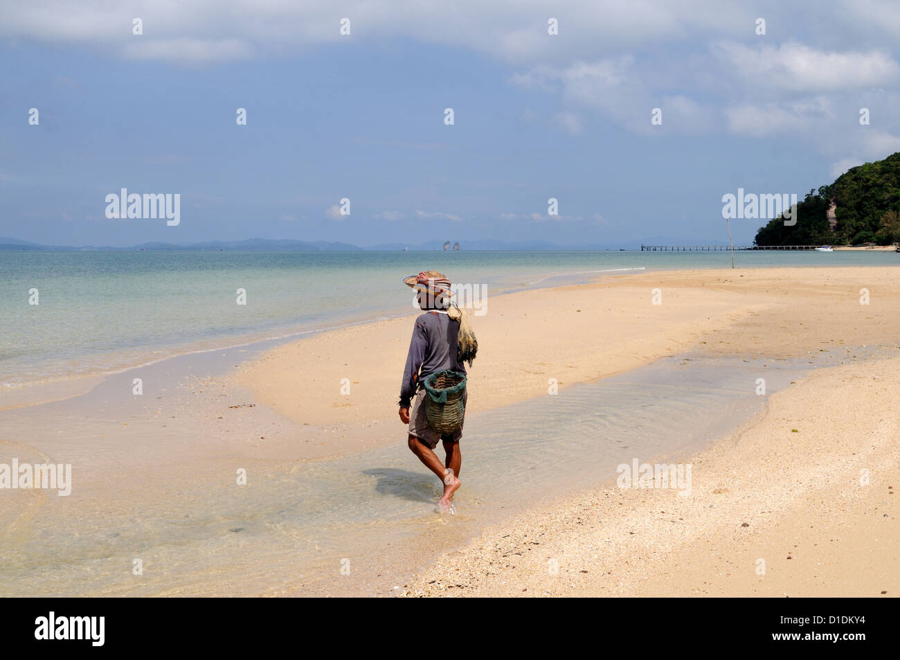 Pescador tailandés local caminando Loh pareados beach Ko Yao Yai island Tailandia Foto de stock