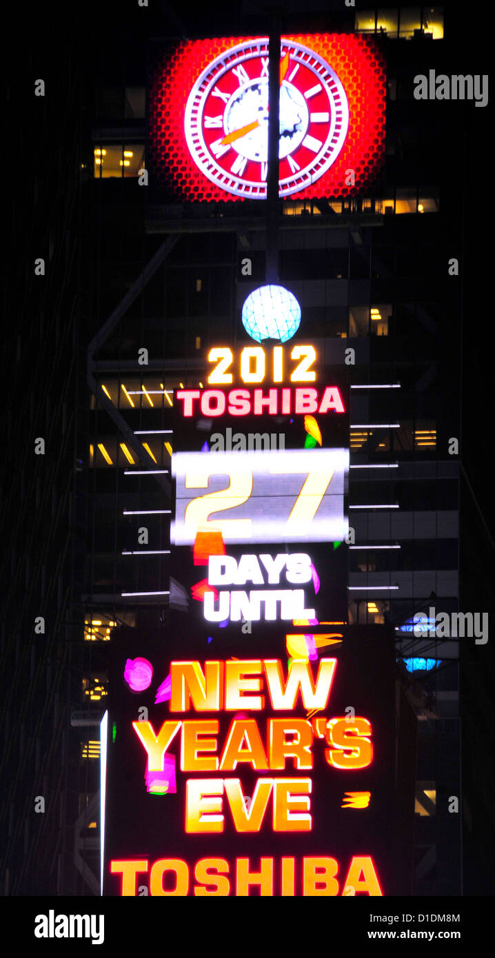 Times Square en la calle 42, 2012-2013 caída de bola, Countdown Calendar, Broadway, Manhattan, Ciudad de Nueva York, EE.UU. Foto de stock