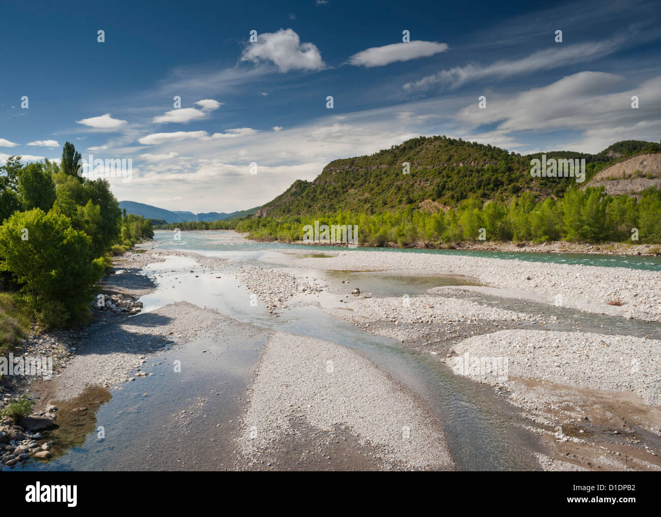 Río Cinca, un poderoso río que fluye hacia el sur desde el alto Pirineo a través de Ainsa, provincia de Huesca, Aragón, norte de España Foto de stock