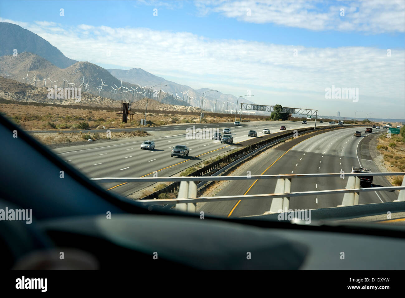 Vista del desierto carretera con tráfico desde el parabrisas del coche en movimiento Foto de stock