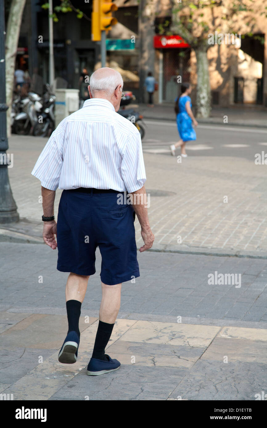 a pesar de al menos preocupación Viejo vistiendo pantalones cortos fotografías e imágenes de alta resolución  - Alamy