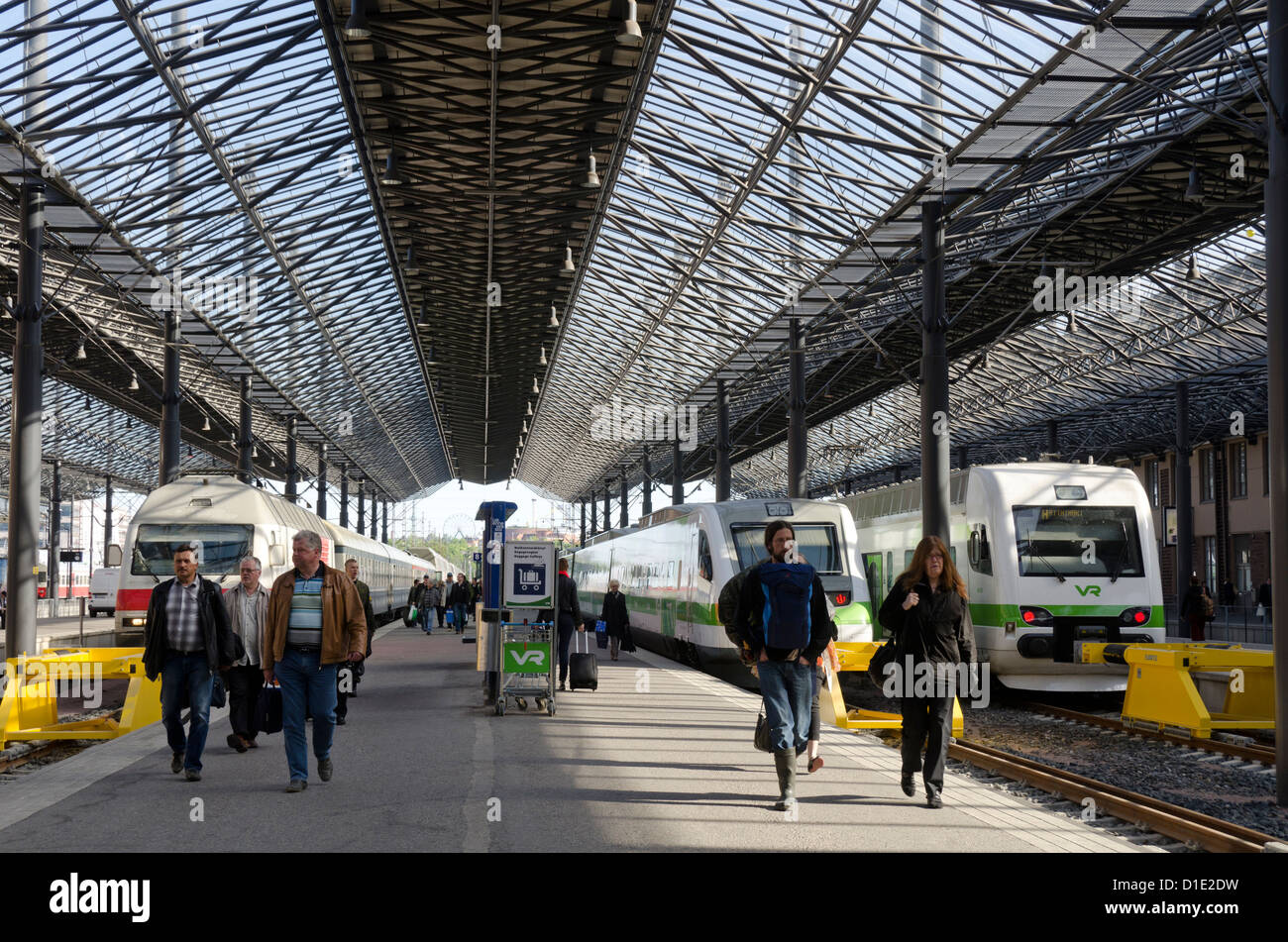 Los pasajeros que lleguen a la estación de ferrocarril de Helsinki, Finlandia, Escandinavia, Europa Foto de stock