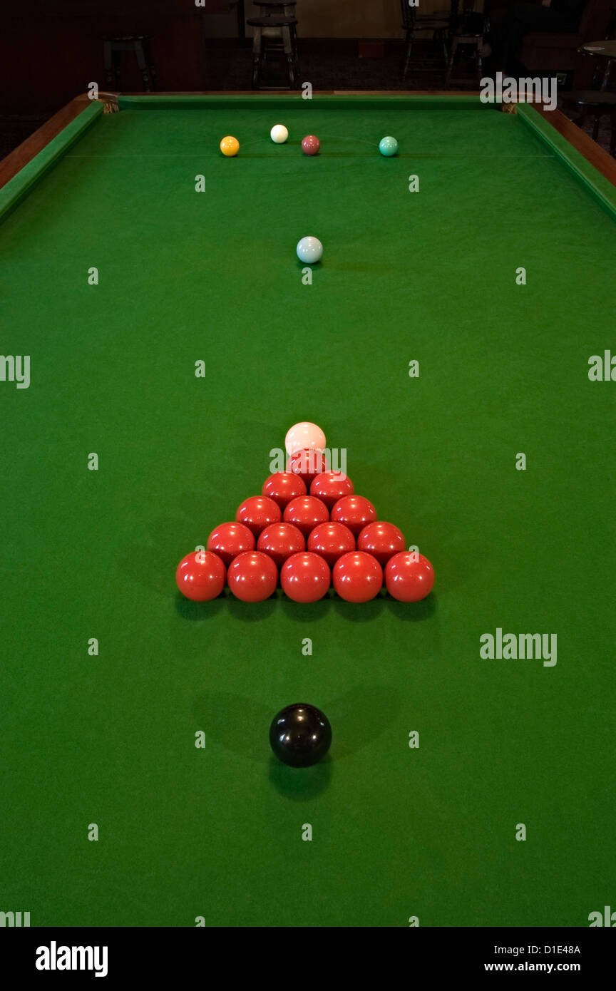 Una mesa de billar en un pub con bolas rojas Fotografía de stock - Alamy