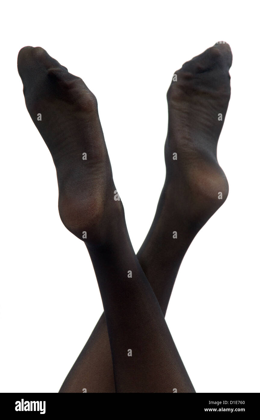 Bastante Los pies femeninos en medias negras aisladas sobre fondo blanco  Fotografía de stock - Alamy