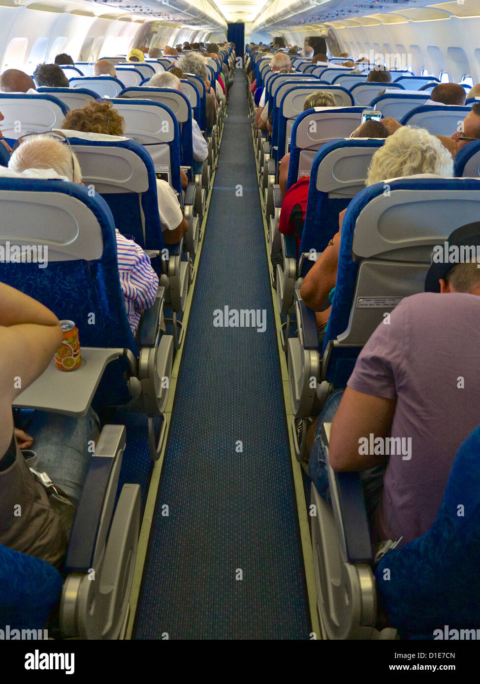 Avión Airbus A320 con interior de cabina de pasajeros, Francia, Europa Foto de stock