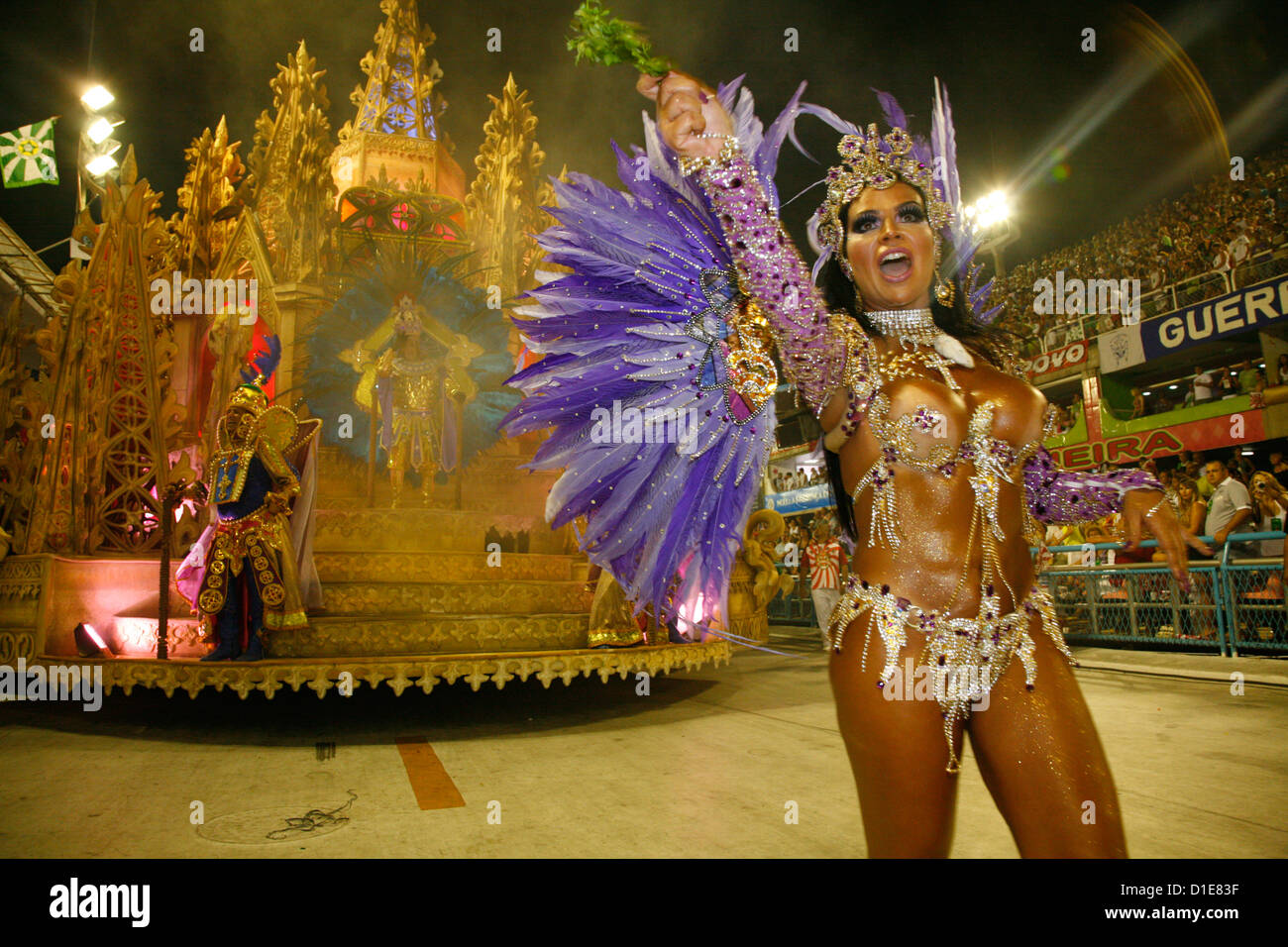 Desfile de Carnaval en el Sambódromo de Rio de Janeiro, Brasil, América del Sur Foto de stock