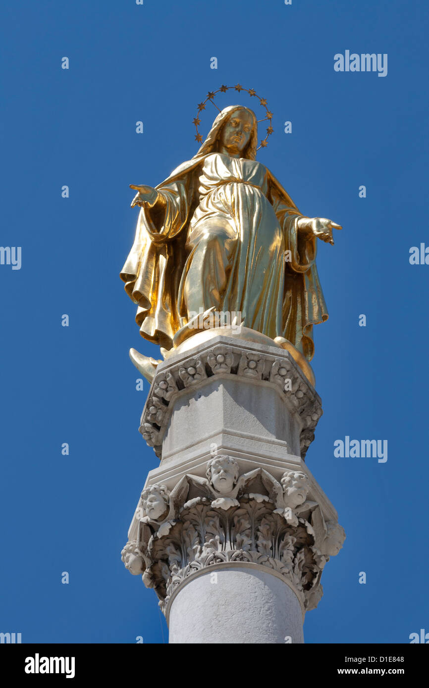 Estatua dorada de la Virgen María, cerca de la catedral de Zagreb. Croacia. Foto de stock