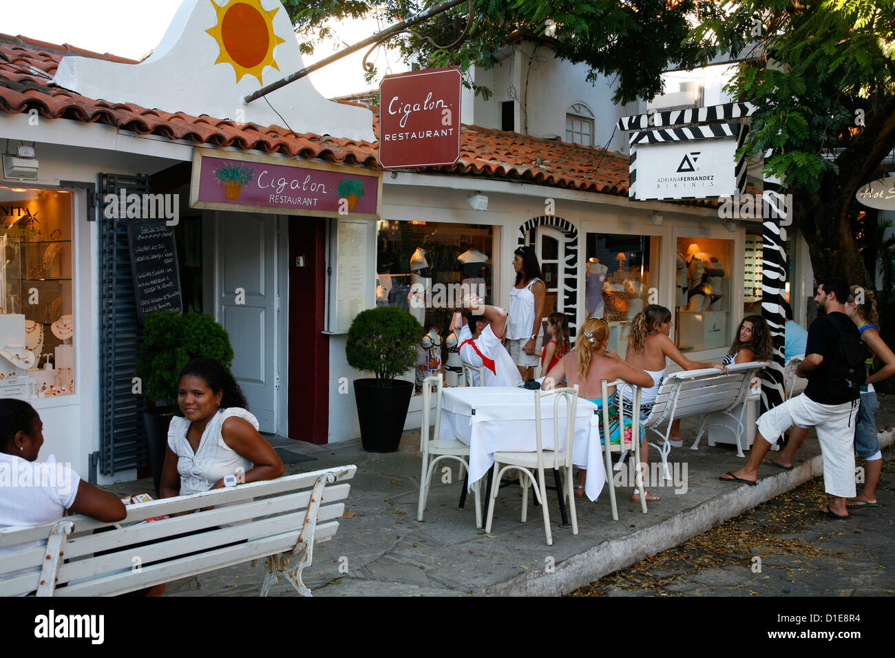 Las personas en un restaurante en la Rua das Pedras, Buzios, Rio de Janeiro, Brasil, América del Sur Foto de stock