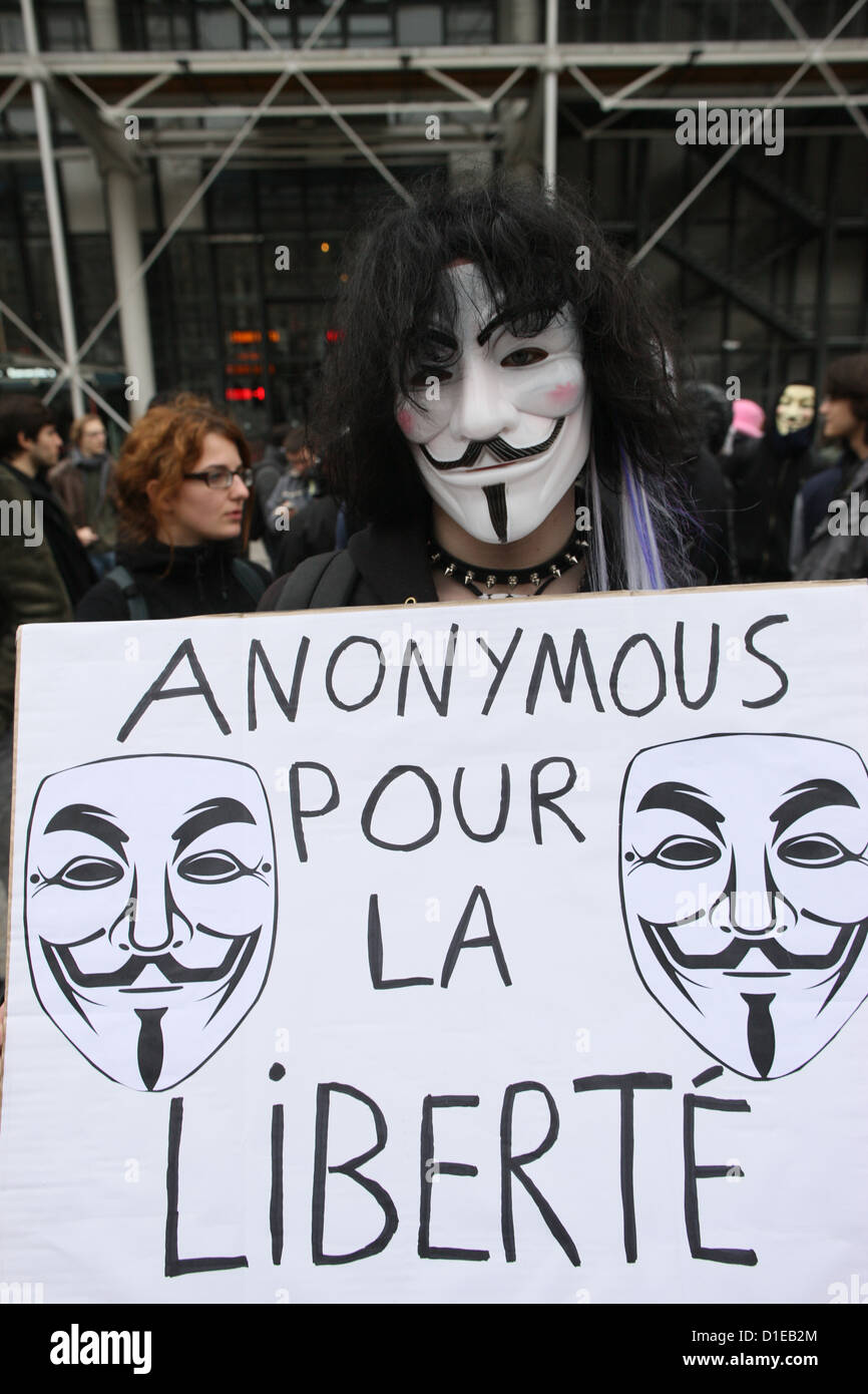 Manifestante luciendo la máscara de Guy Fawkes de la circulación anónima y se basa en un personaje de la película V de Vendetta, París, Francia Foto de stock