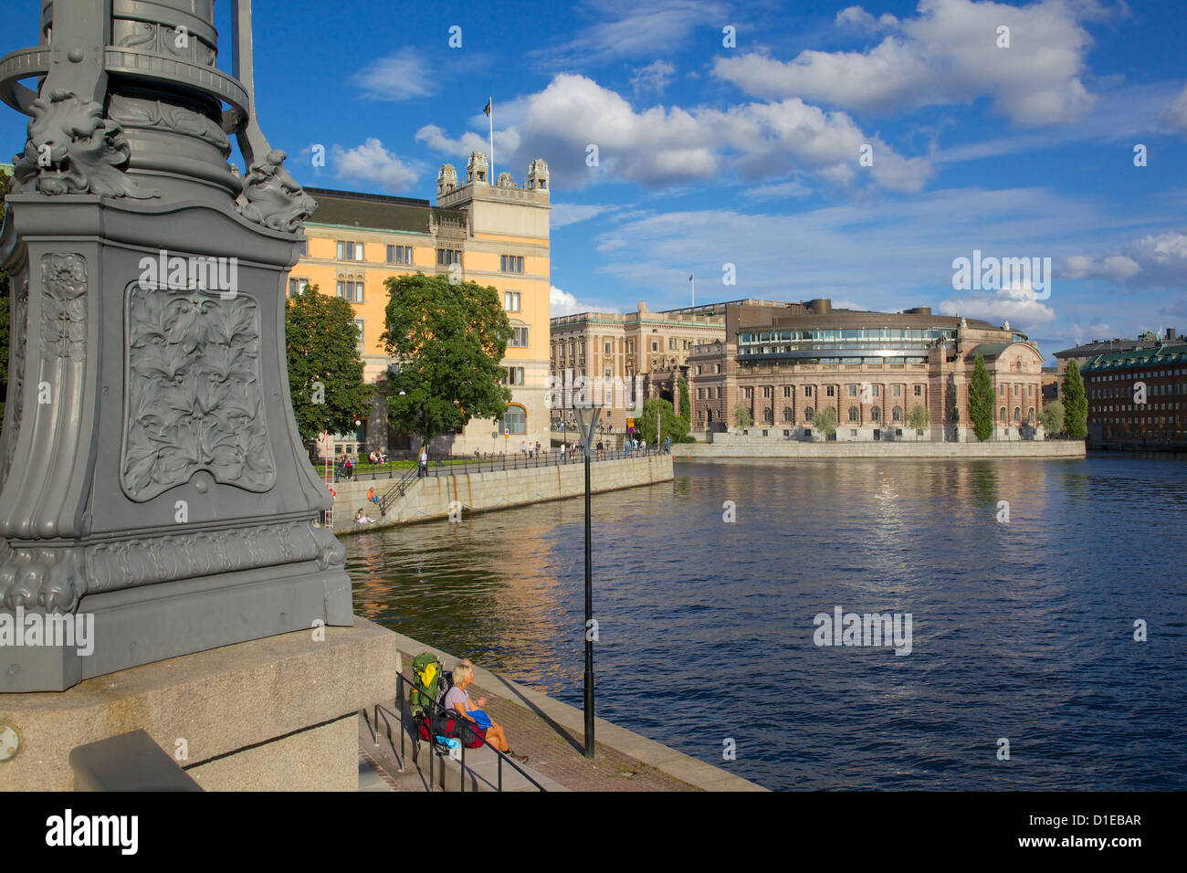 El Parlamento sueco y mochileros, Gamla Stan, Estocolmo, Escandinavia, Europa Foto de stock