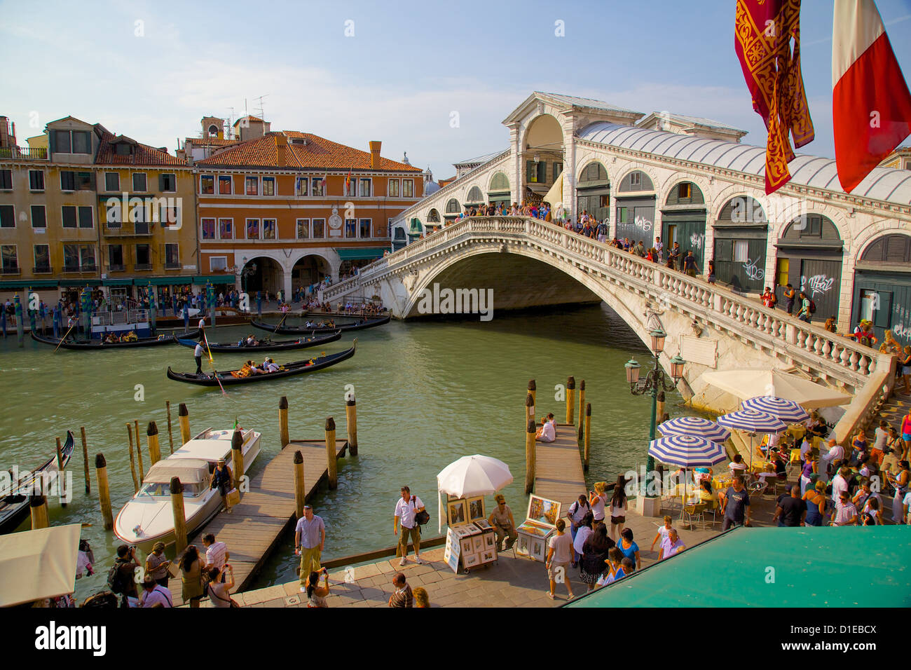 El Puente de Rialto y la góndola, Venecia, Sitio del Patrimonio Mundial de la UNESCO, Véneto, Italia, Europa Foto de stock