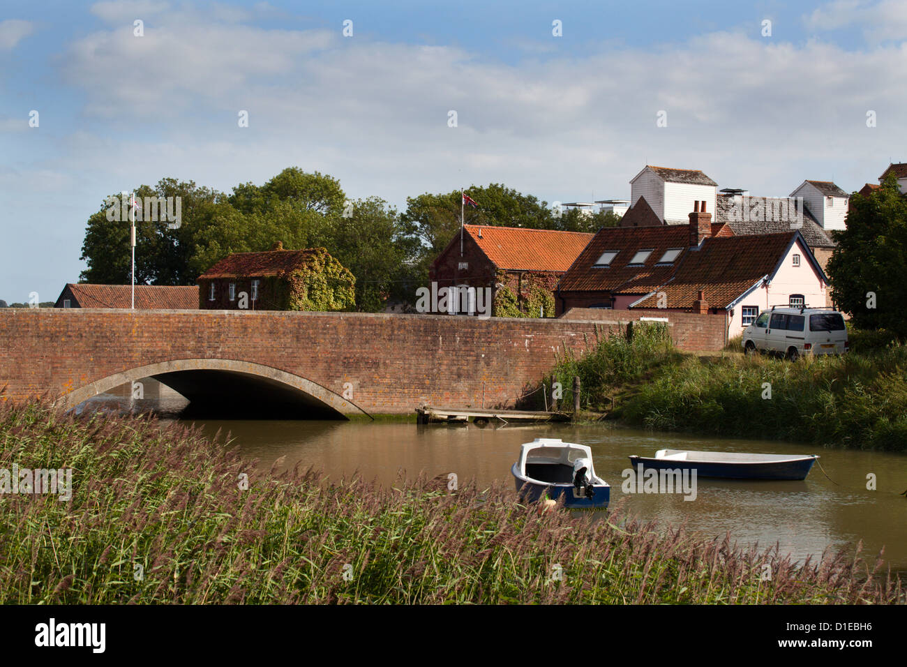 Puente sobre el río Alde en Snape Maltings, Suffolk, Inglaterra, Reino Unido, Europa Foto de stock