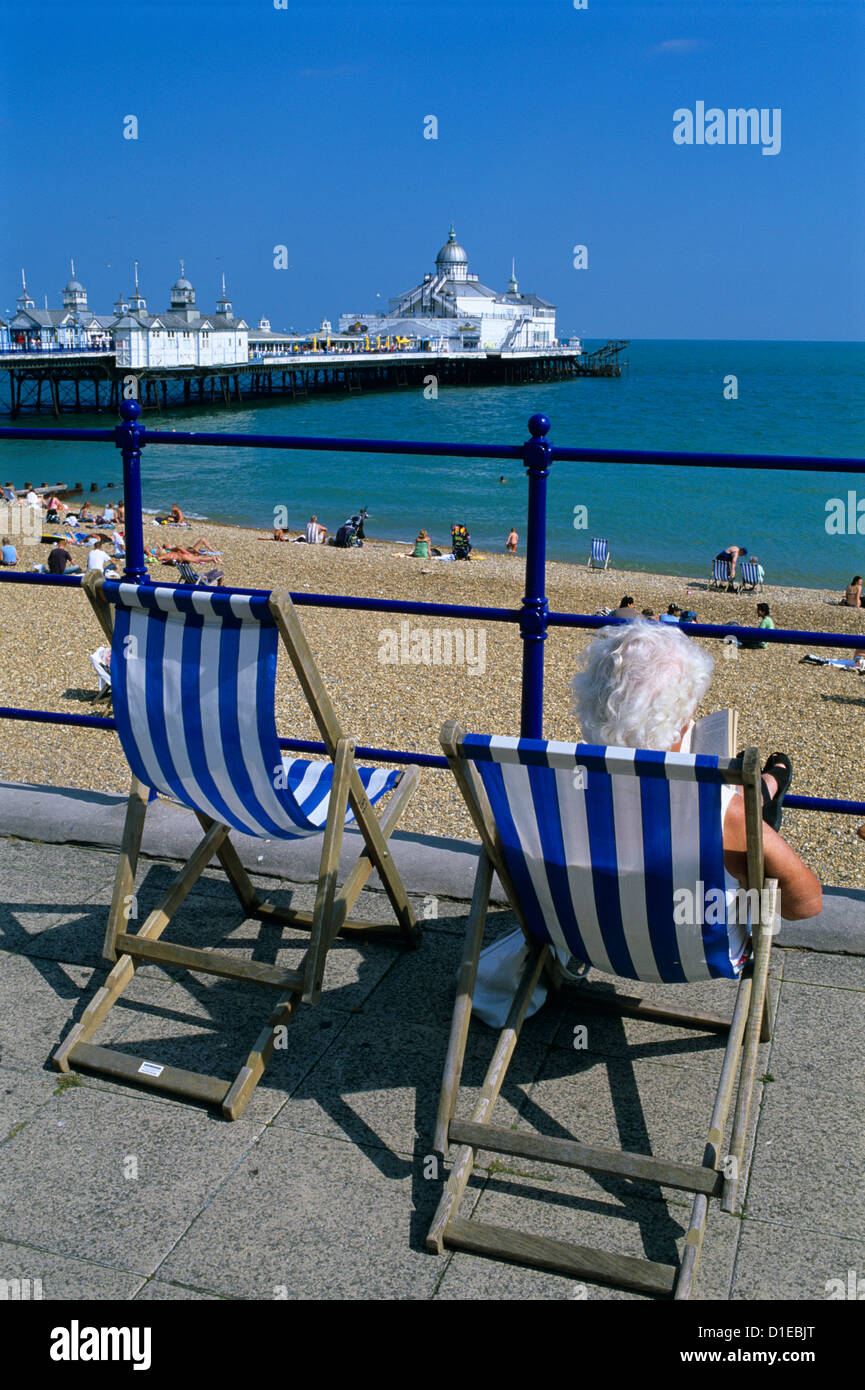 Frente al mar y Pier, Eastbourne, East Sussex, Inglaterra, Reino Unido, Europa Foto de stock