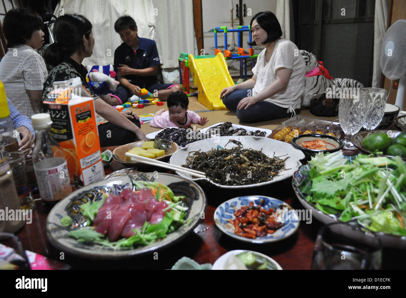 Naha (Okinawa, Japón), una reunión familiar para cenar Foto de stock