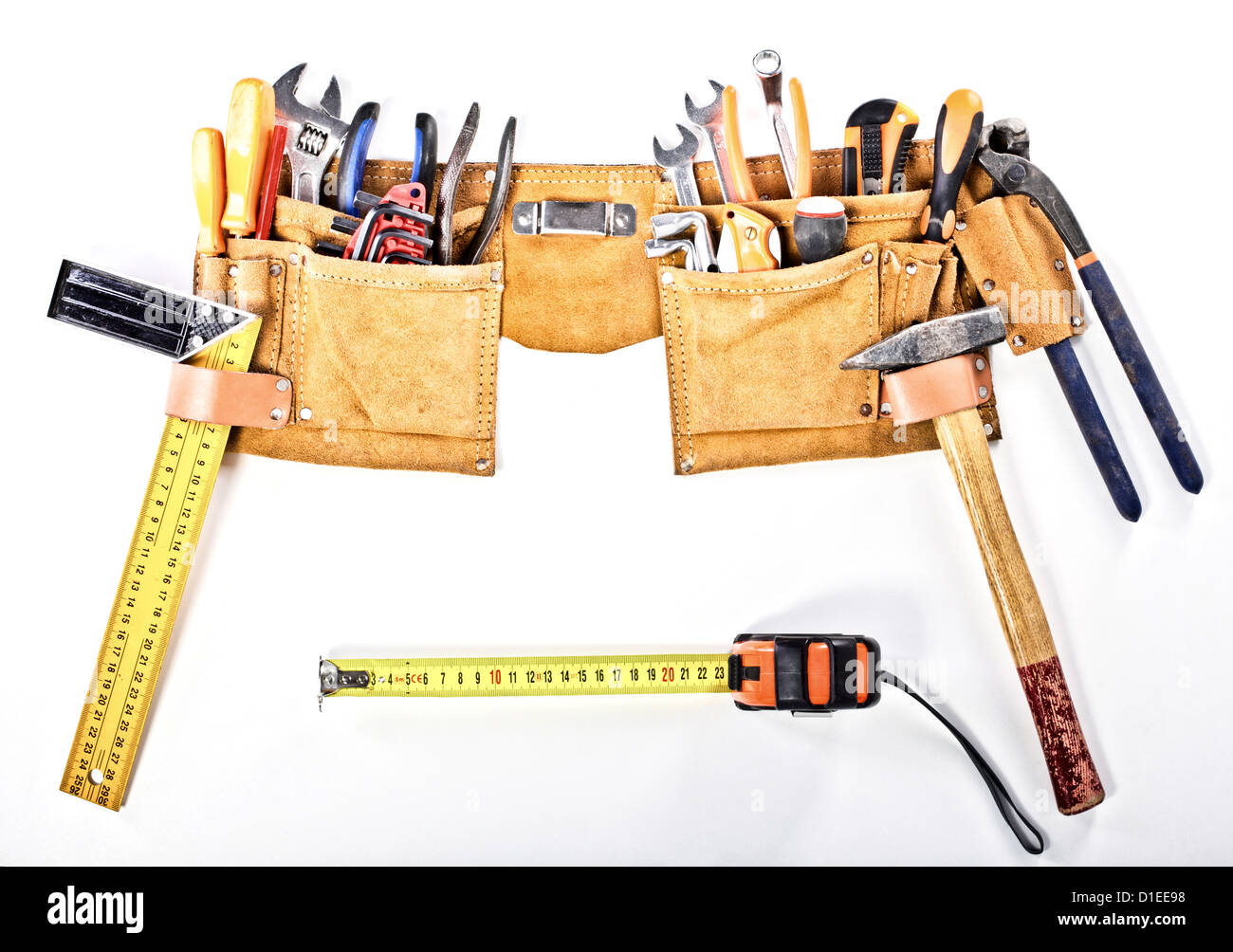 Hombre de negro denim vistiendo usa cinturón de herramientas lleno de  herramientas del carpintero llevando un nivel amarillo, casco y martillo  Fotografía de stock - Alamy
