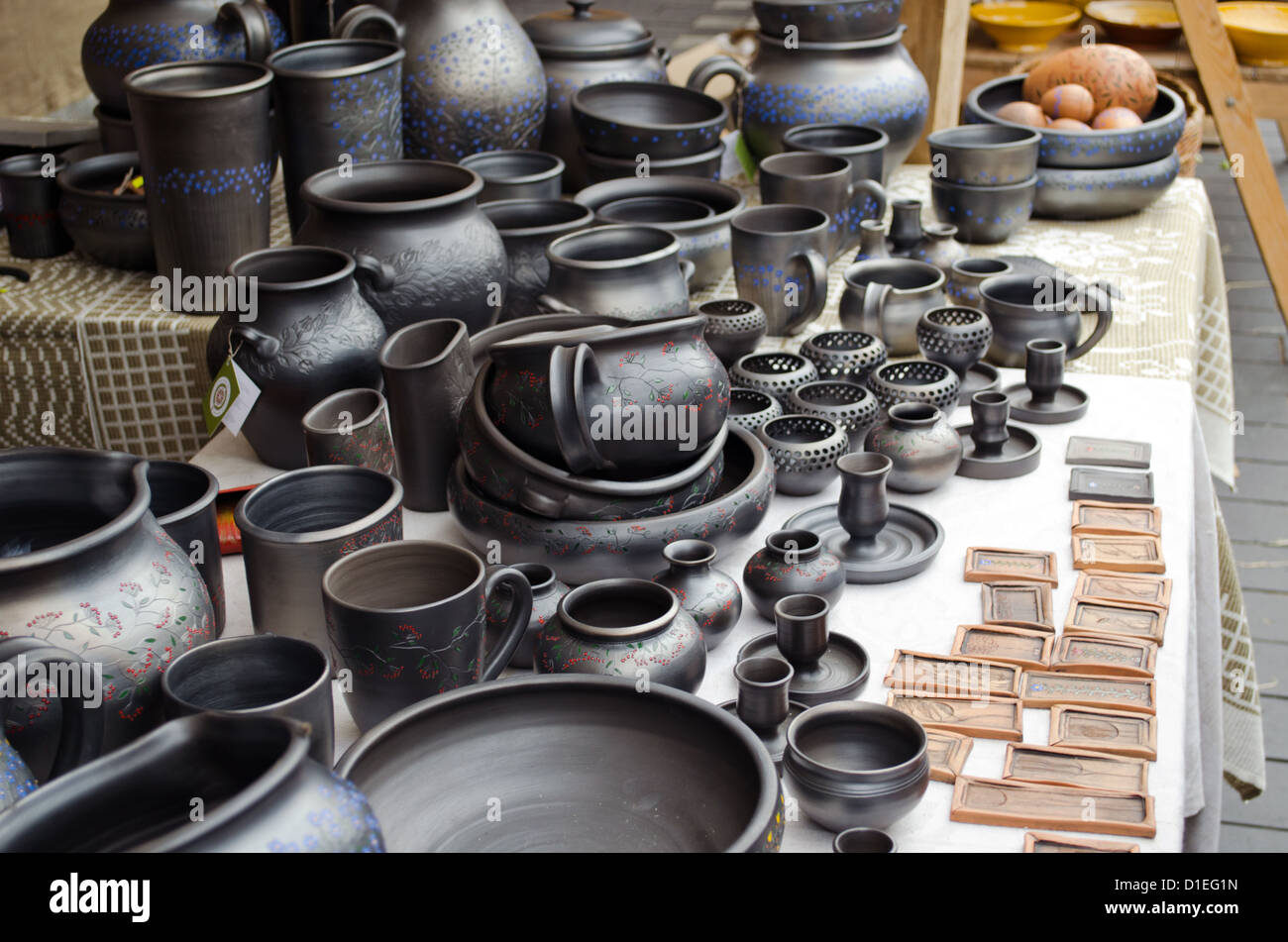 Diversos hechos a mano de artesanía de barro negro oscuro ollas platos  tazas jarras vender en el exterior justo de mercado de la calle Fotografía  de stock - Alamy