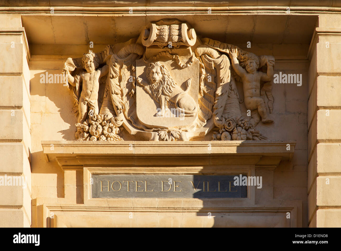Emblema tallado en piedra sobre la entrada al Hotel de Ville, Arles, Provence, Francia Foto de stock