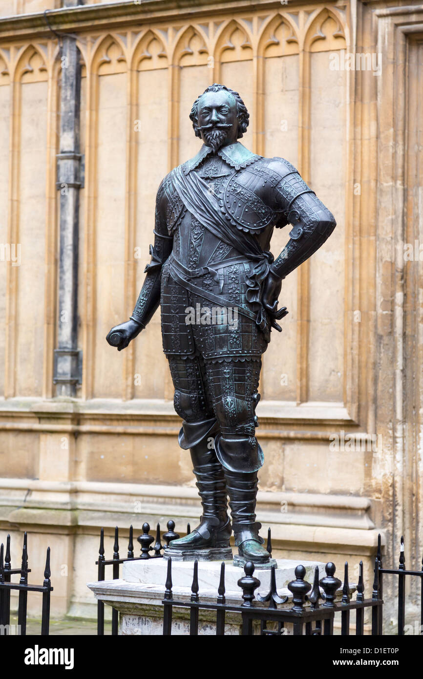 Estatua del Conde de Pembroke, fundador de Pembroke College de la Universidad de Oxford, Bodleian Library patio, Oxford, Reino Unido Foto de stock