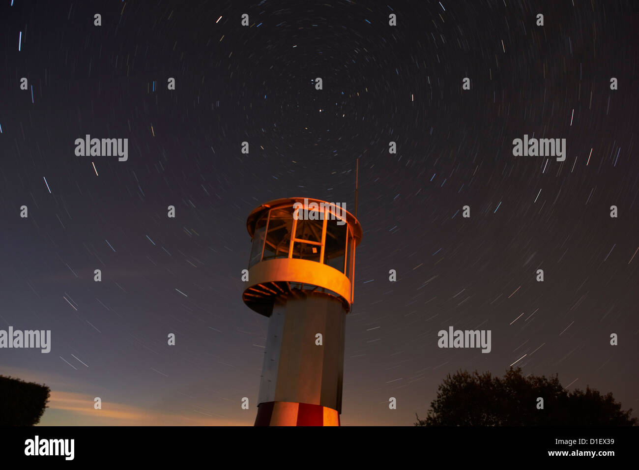 Torre en el microlite Sauldorf al aeropuerto por la noche, en Sigmaringen, Baden-Wurtemberg, Alemania, foto aérea Foto de stock