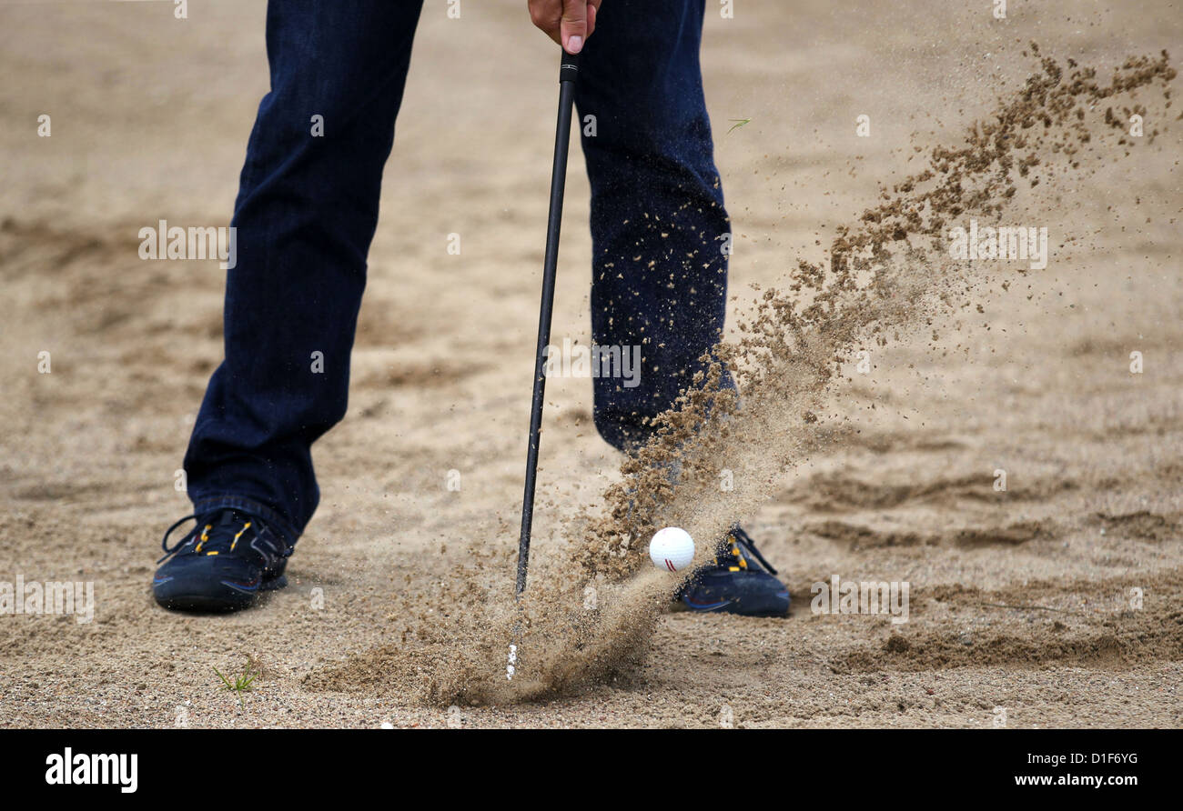 Un hombre aterriza durante una sesión de práctica del golf plaza en Diedrichshagen Warnemuende (Alemania), el 28 de junio de 2012. El número de turistas de golf en Alemania está aumentando continuamente. Fotografía: Jens Buettner Foto de stock