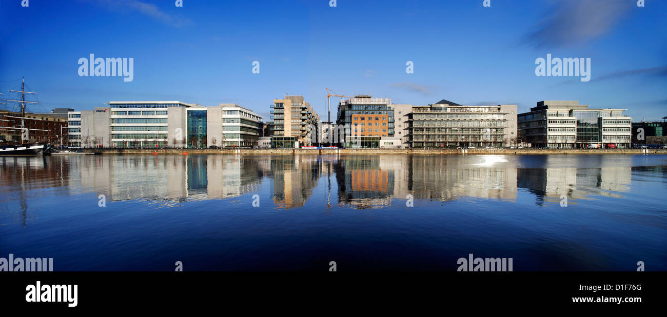 Panorama de los muelles de Dublín se refleja en Río Liffey Foto de stock