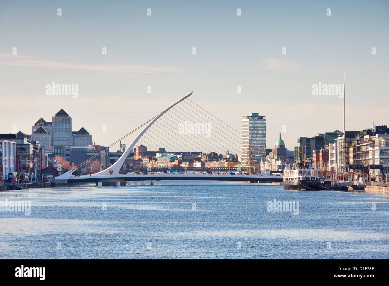 Río Liffey, Dublín en sol, mirando al oeste con Samuel Beckett Bridge Foto de stock