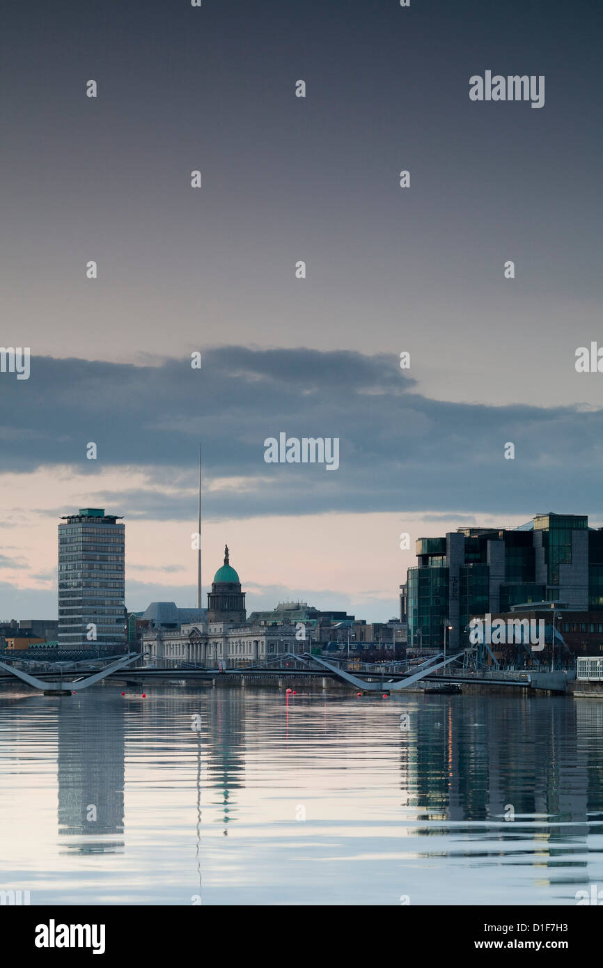 Moody image de Dublín skyline reflejan en Río Liffey Foto de stock